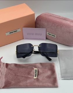 Black Square Style – Bold & Sophisticated  // Luce un estilo sofisticado con este diseño cuadrado en acabado negro clásico.