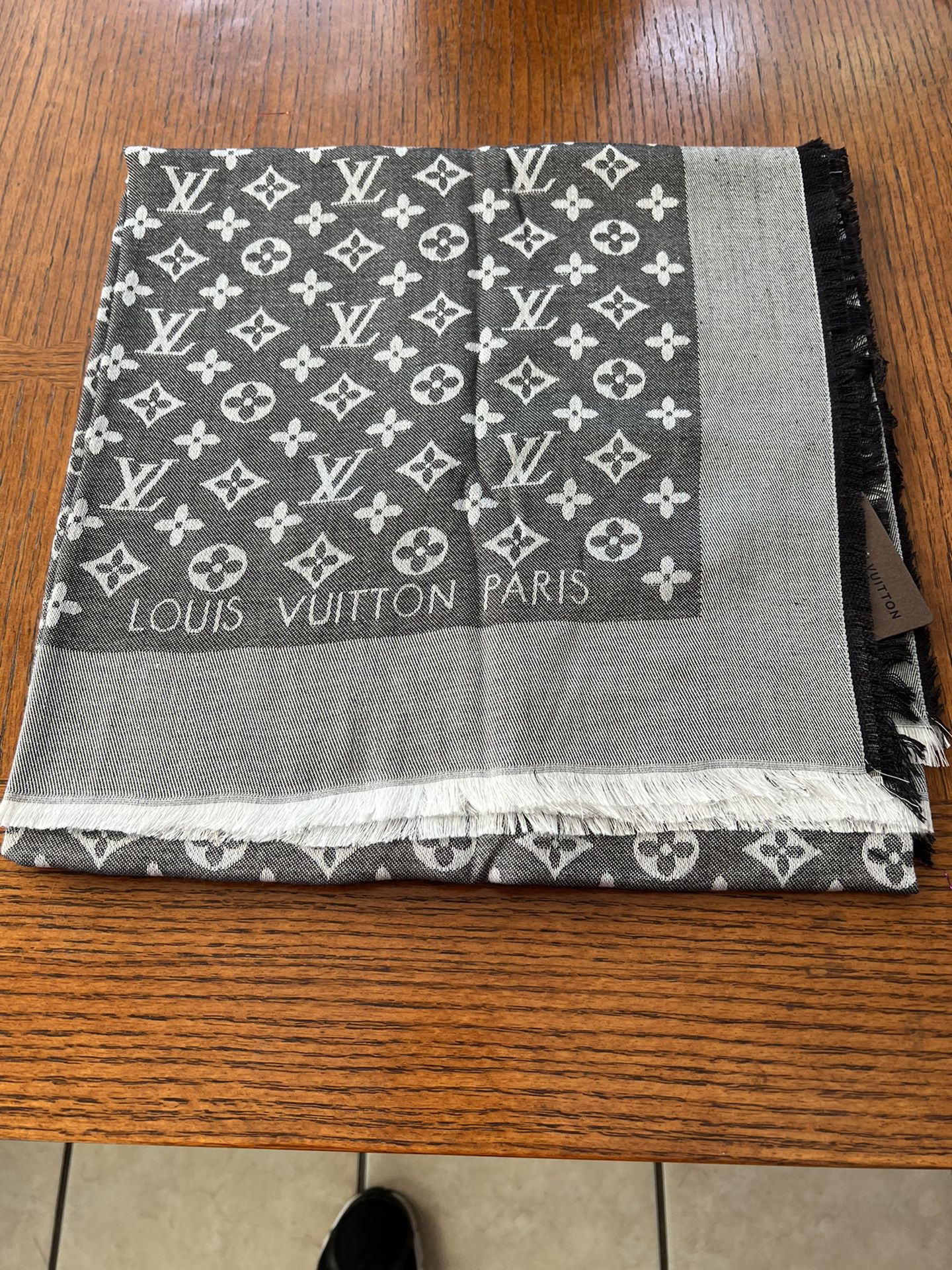 LV Monogram Shawl/Scarf Louis Vuitton Gray Color New with Tag 