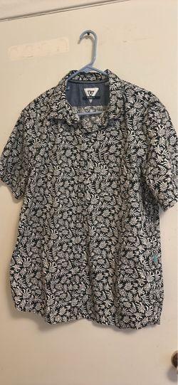 Vissla Short Sleeve Button-Up Shirt size large