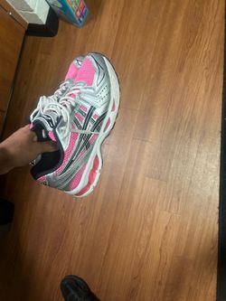 View description for price of each shoe.