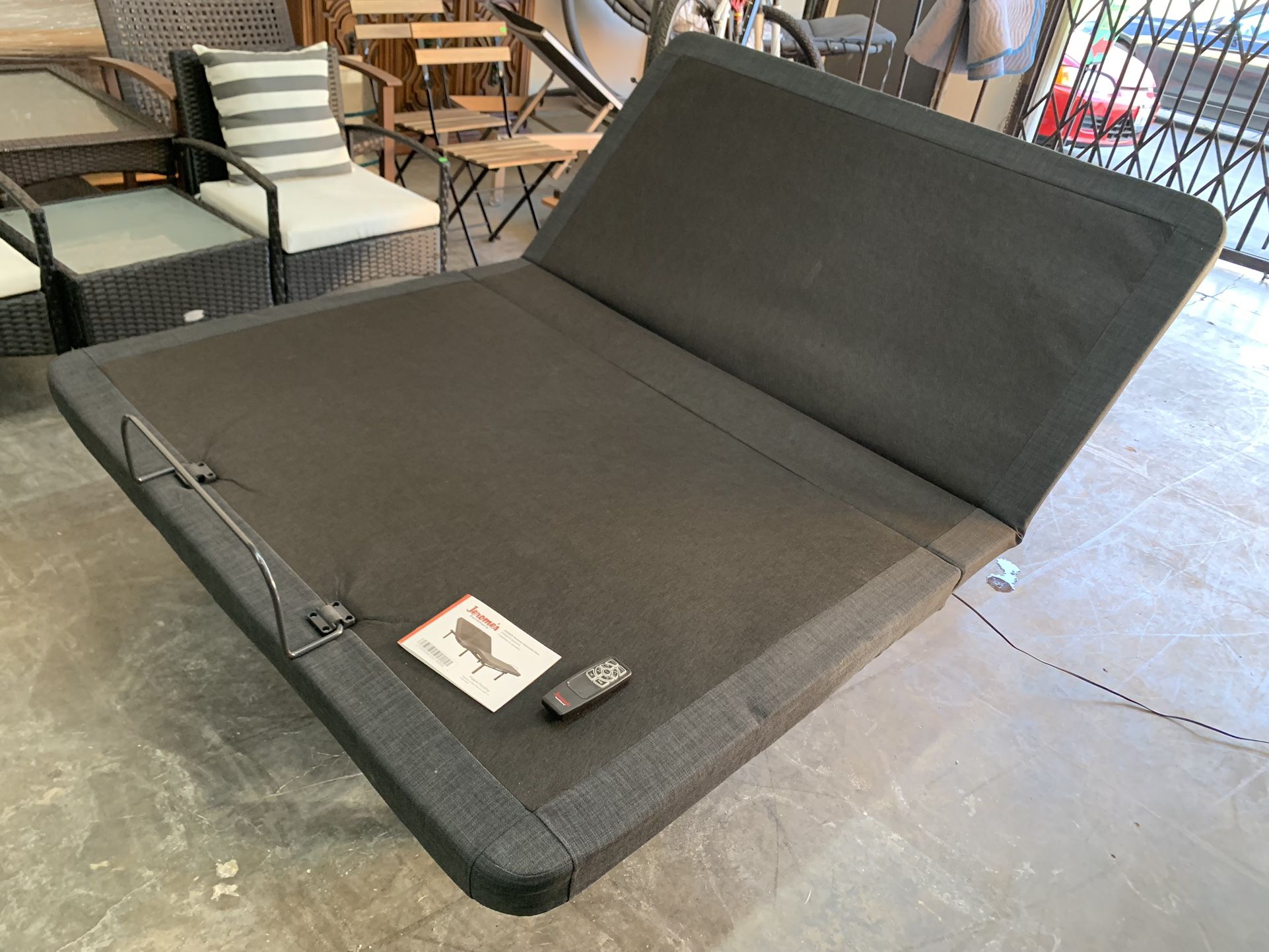 Jerome’s Furniture Queen Zero Gravity Adjustable Power Bed Base Very Clean and Good in Working Condition