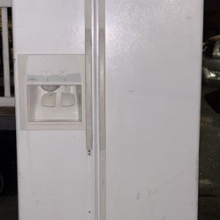 Whirlpool Side By Side Refrigerator W/ Ice Maker & Water Dispenser 