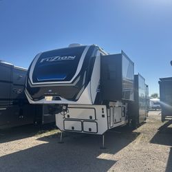 2025 Keystone Fuzion 419 5th Wheel Toy hauler