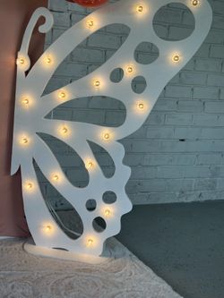 Se renta mariposa de madera con luces