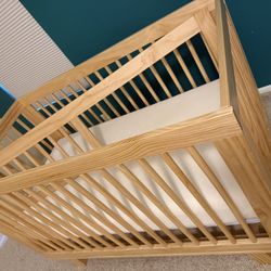 Like new baby crib and mattress