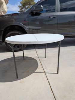 Round banquet table