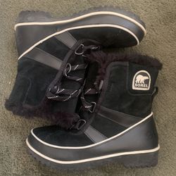 Size 6 And 6.5 Women’s Shoes