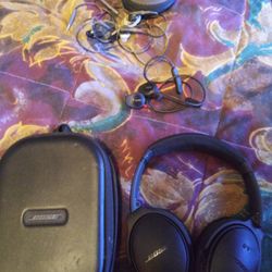 BOSE HEADPHONES.3 PAIRS