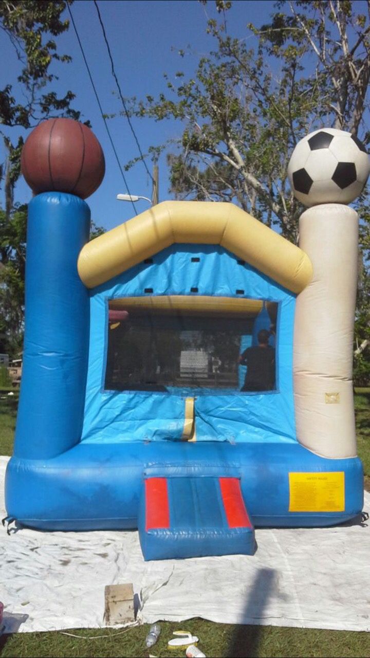 COMMERCIAL BOUNCE HOUSE WITH BASKETBALL HOOPS ( NO BLOWER INCLUDED)