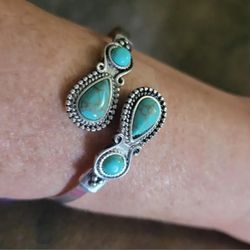 New Silver Tone Turquoise Adjustable Bracelet SHIPPING AVAILABLE 