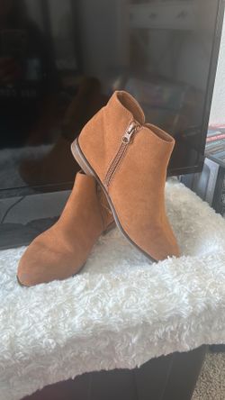 Girls Cat & Jack camel color booties size 4