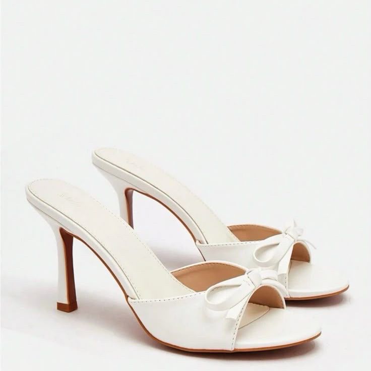 SHEIN- WHITE KITTEN HEELS