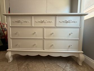 Evolur Aurora 4 in 1 crib with dresser