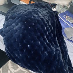$70-pick-up Yakima,Wa.—Huge thick heavy and very warm king size fuzzy/fluffy dark blue winter blanket. Very heavy. (but still able to wash it in my ho