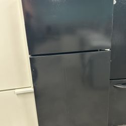 18 Cubic Foot Refrigerator With Ice Maker 