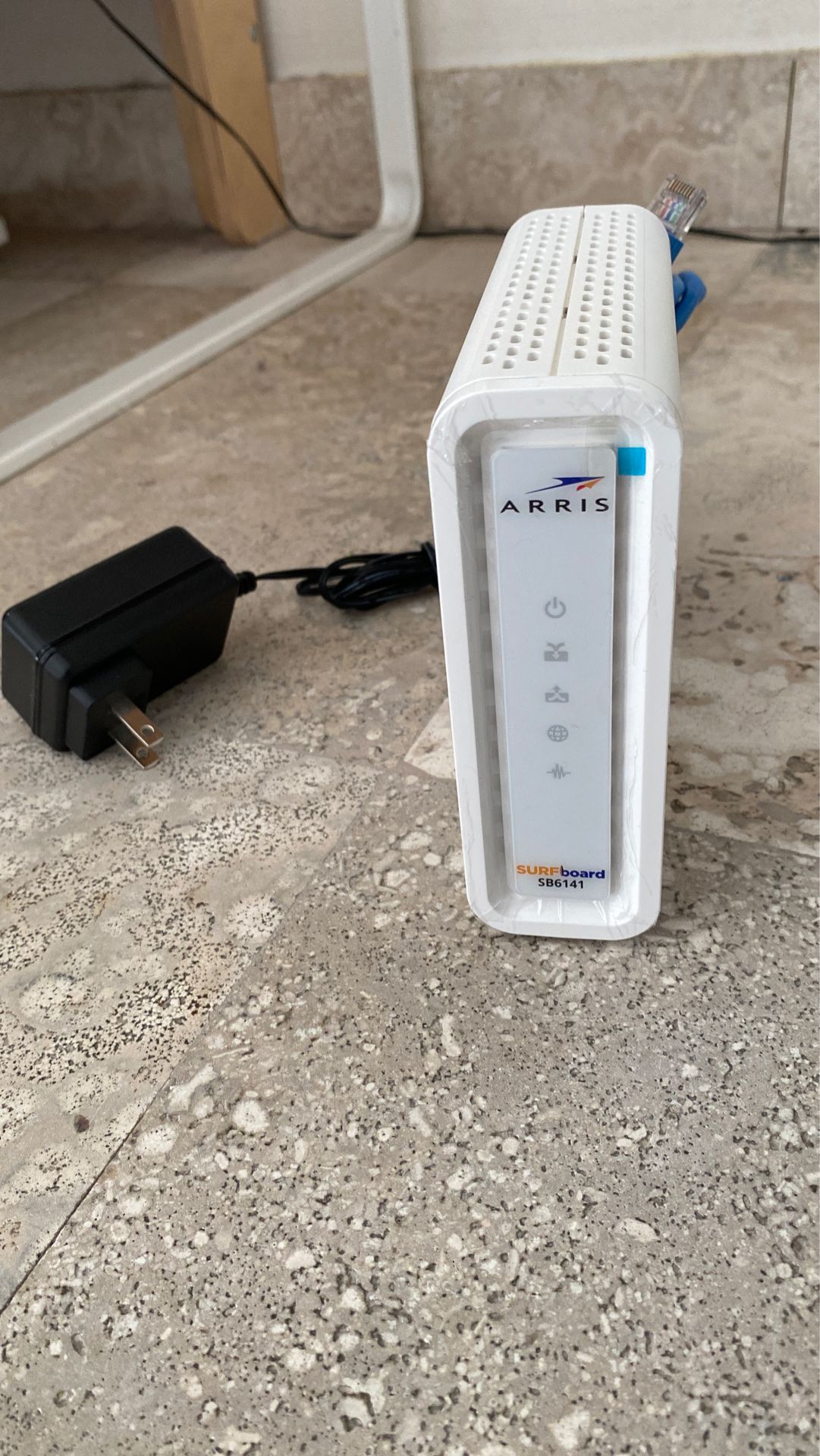 Wifi router-ARRIS SURFboard SB6141 8x4 DOCSIS 3.0 Cable Modem - - White