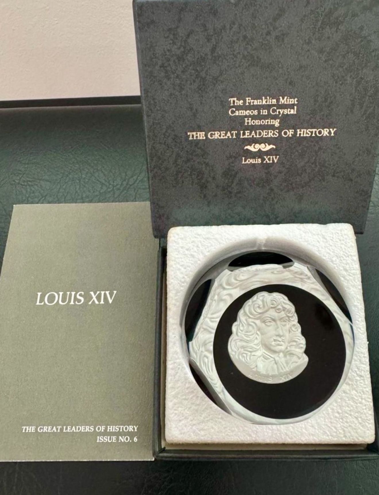 Baccarat Crystal Franklin Mint Paperweight the great Leader of history Cameo Louis XIV In great condition Comes in box with certificate of authentici