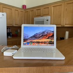 Apple MacBook Laptop 