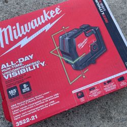 Milwaukee Green 100 ft. Cross Line & Plumb Points Rechargeable Laser Level Kit w/ REDLITHIUM Lithium-Ion Battery & Charger $279 New