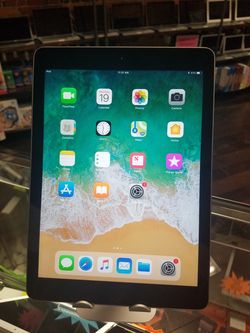 Apple iPad 5th Generation - 2017 - 9.7" - Retina - 32GB - WiFi - Siri - Refurbished with warranty