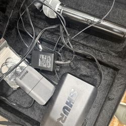 Shure Blx - Handheld And A Body pack Lavalier Clip Wireless Mic 