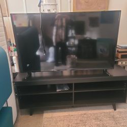 Insigna 55 In TV With Table In Picture