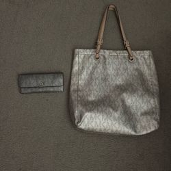 Micheal Kors Purse And Wallet 