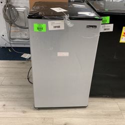 MAGIC CHEF HMR440SE Mini Fridge