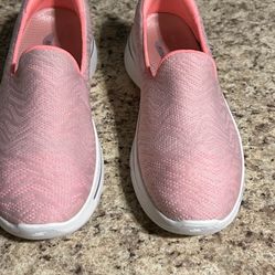 Woman’s Sketchers ( Size 9) 
