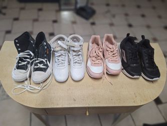 Girl shoes like new 
$10 each pair
Or $30 for all

Zapatos de Niña en buenas condiciones $10 cada par o $30 por todo