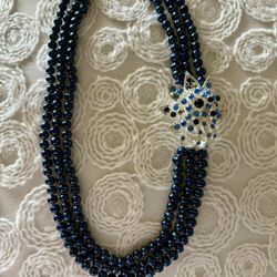 Elegant Three-Strand Navy Blue Pearl Necklace with Rhinestone Brooch