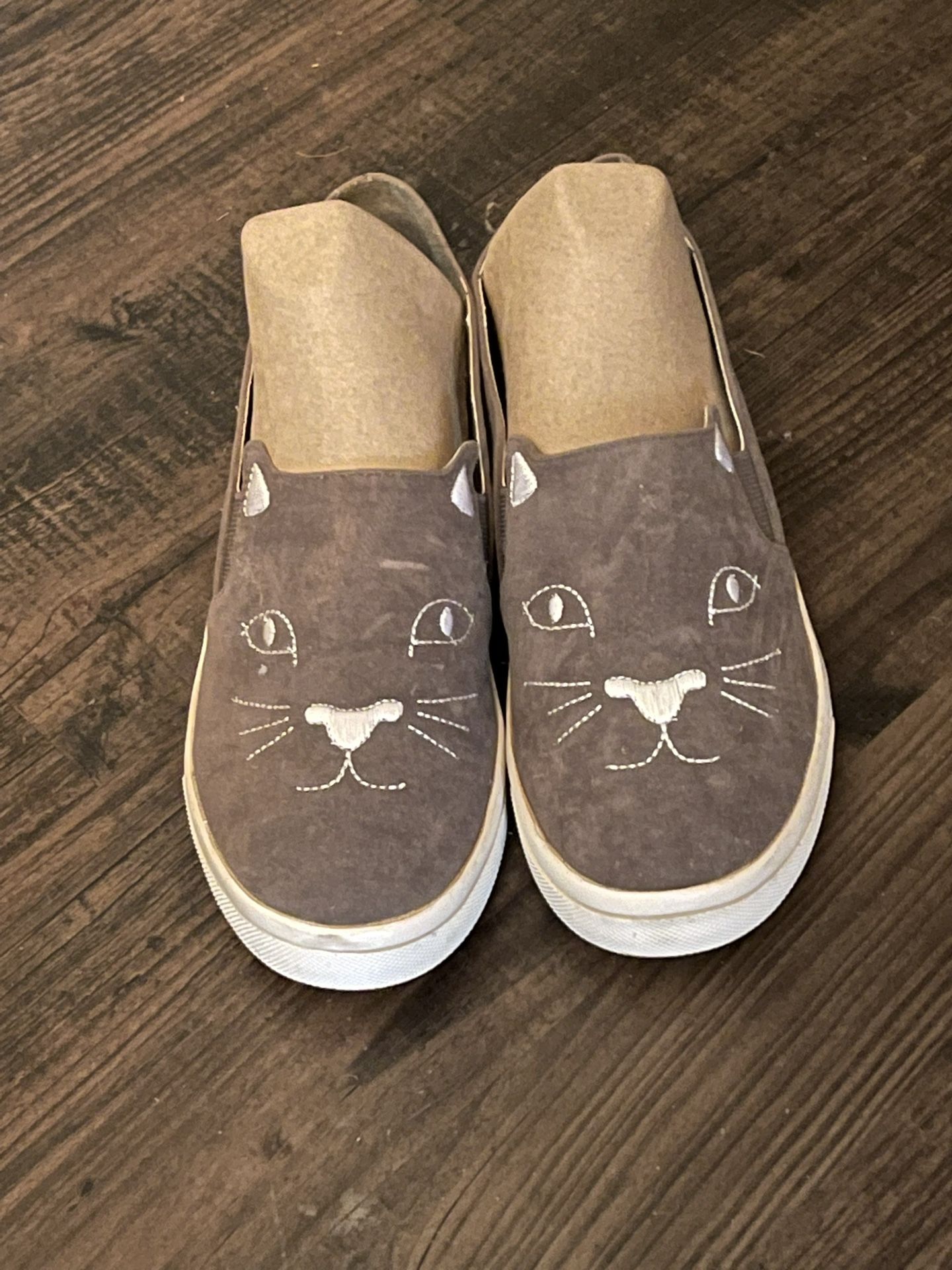 Gray cat slip on sneakers - Size 7