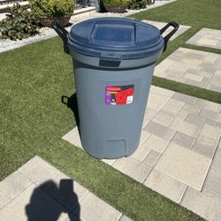 Rubbermaid Trashcan