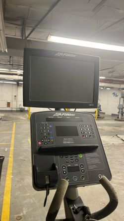Life fitness pedaling machine