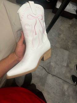 https://offerup.com/redirect/?o=TWkuaW0= boots for women size 9.5