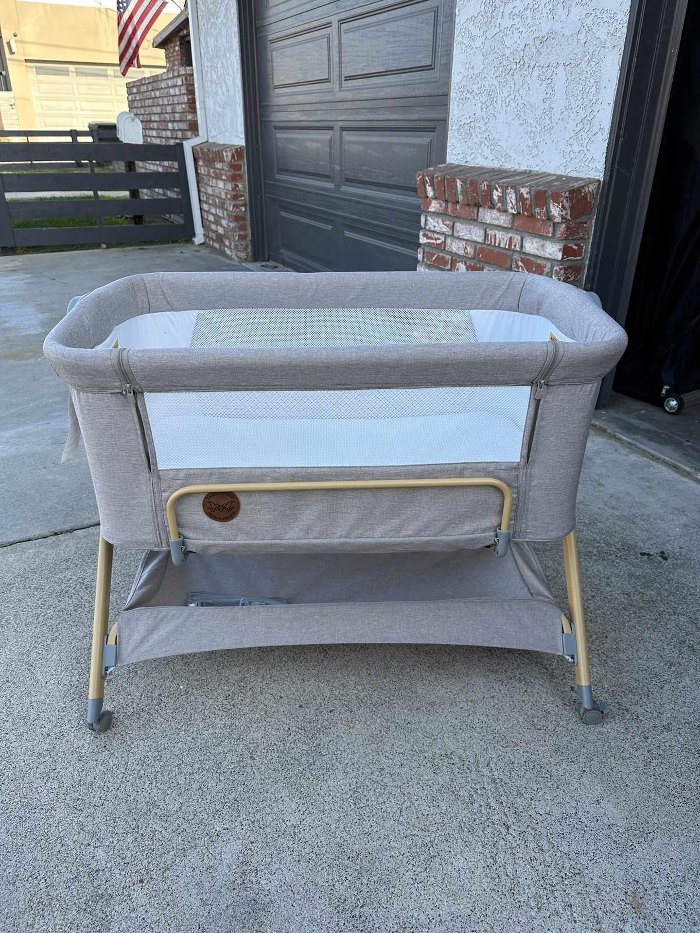 Family Point Adjustable Bassinet / Bedside Sleeper – Excellent Condition