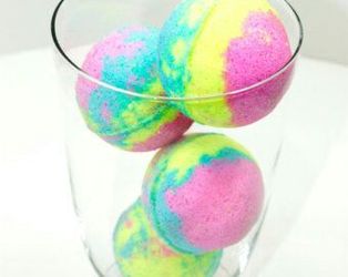 Bath bomb fizzes