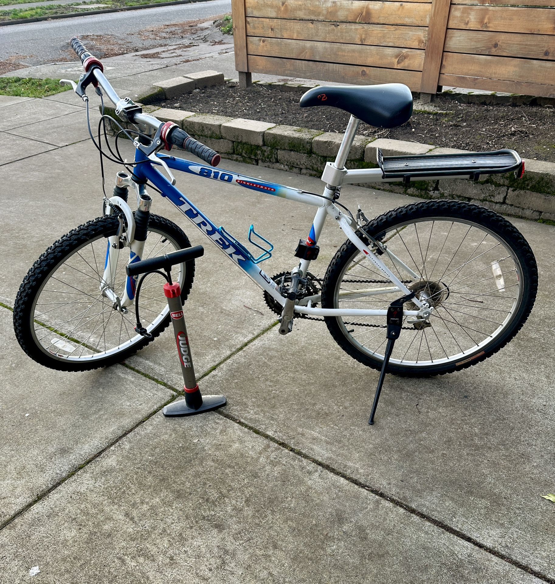 TREK 810 Mountain Bike w/ Free Pump