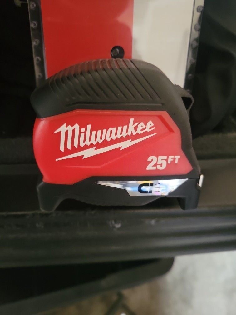 New Milwaukee 25' Tape