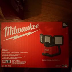 Milwaukee M18 Rover Triple-Panel Flood Light