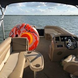 Boat Pontoon Lake Lewisville $300  Availability Memorial Day Weekend