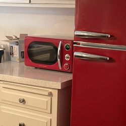 NEW Galanz Retro Microwave