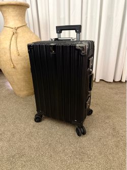 Carry-on Spinner Suitcase