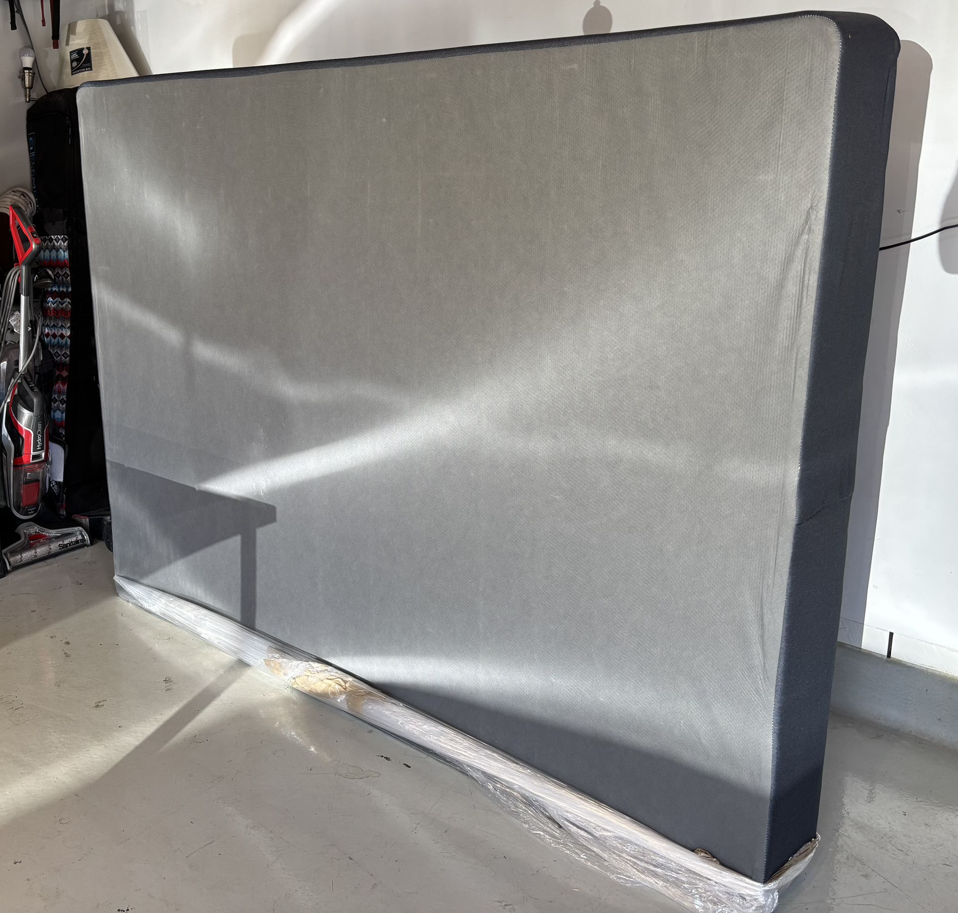 Box spring - Queen - serta (like New)