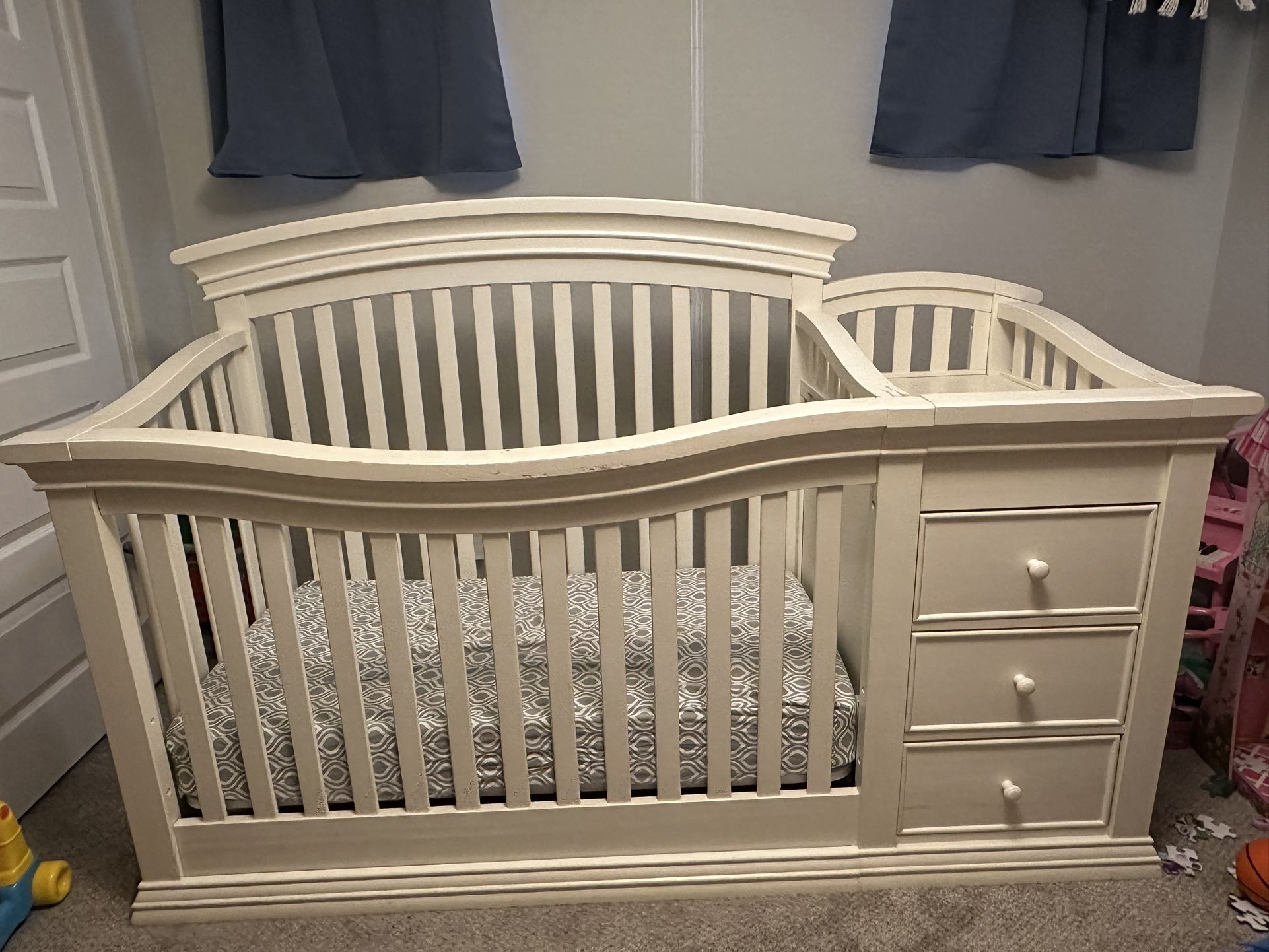 Baby/Toddler Crib With Mattress And Sheets