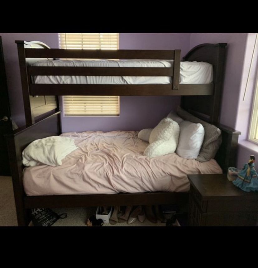 Full and twin bunk bed includes ladder only twin mattress included