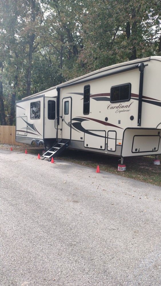 2018 Forest River Cardinal 5th Wheel 322ds 322ds