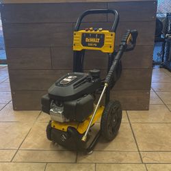 DEWALT 3300 PSI 2.4 GPM Cold Water Gas Pressure Washer with HONDA GCV200 Engine