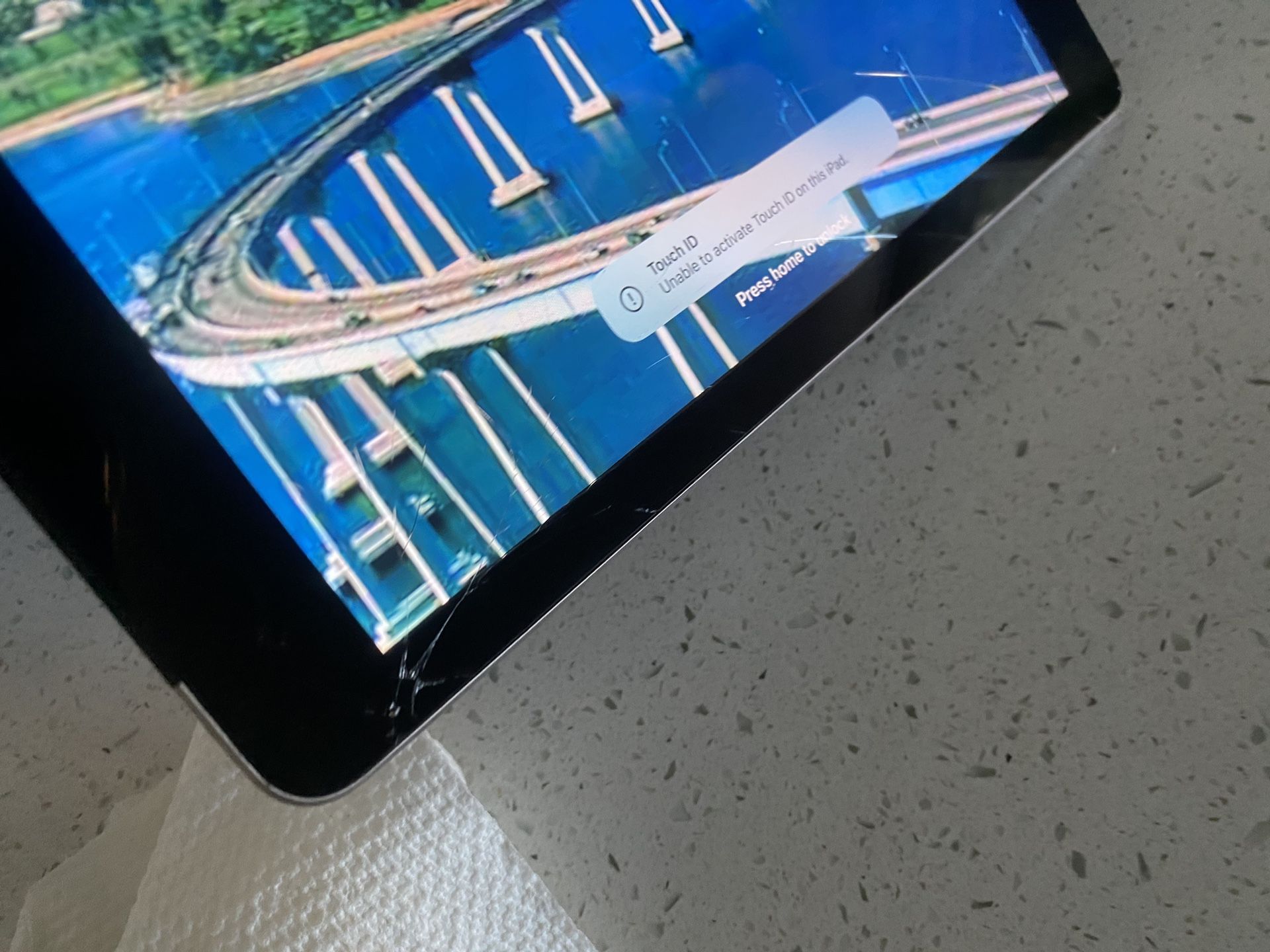 iPad 6 Cellular Unlocked Cracked Screen