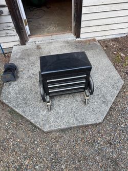 Rolling shop stool with drawers
